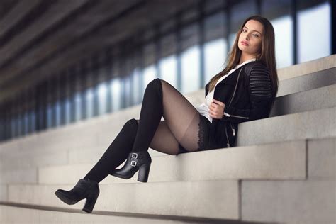 High Heels Und Nylons Bringen Ihre Langen Beine Zur Geltung Telegraph