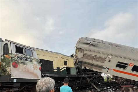 Tabrakan Kereta Api Turangga Dengan KA Bandung Raya Harian Bogor Raya