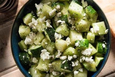 Ensalada de melón y pepino con queso feta pimienta negra y menta