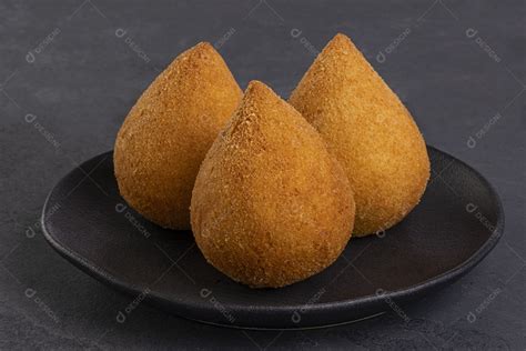 tradicional coxinha frita em tábua de madeira sobre pedra ardósia