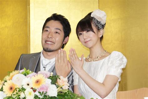 結婚指輪を披露する2人。 オリラジ中田＆福田萌が結婚会見「ずっと2人で笑ってます」 [画像ギャラリー 6 8] お笑いナタリー