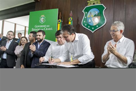 Governador sanciona leis da nova regionalização e estrutura da Sesa