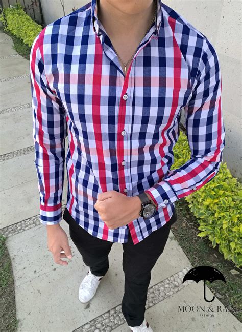 Outfit para hombre camisa slim fit de cuadros azules y rojos pantalón