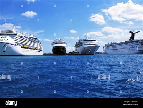 Luxury cruise ships hi-res stock photography and images - Alamy