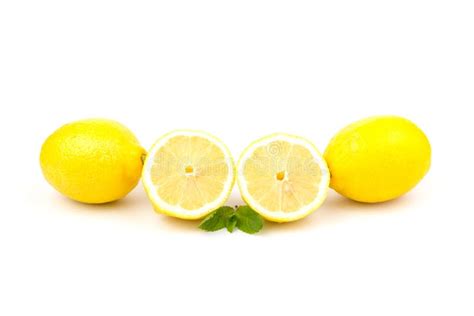 Grupo De Limones Con Hojas De Menta Aisladas En Fondo Blanco Foto De