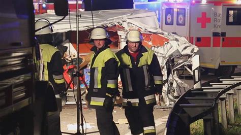 Großeinsatz auf der Autobahn Mann stirbt bei schwerem Unfall auf der A96