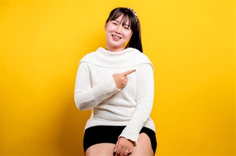 Jeune Femme Avec Un Foulard Blanc M Content Des Bras Crois S Sur La