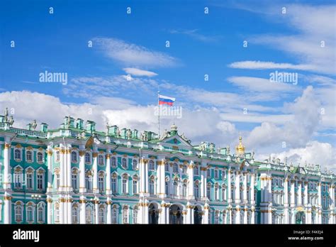 Fachada Del Palacio De Invierno El Museo Del Hermitage Con Bandera