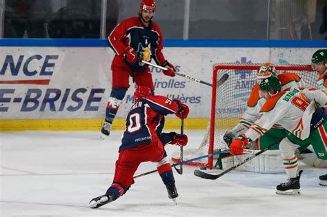 Hockey sur glace Grenoble bat les Canadiens de lUniversité Trois