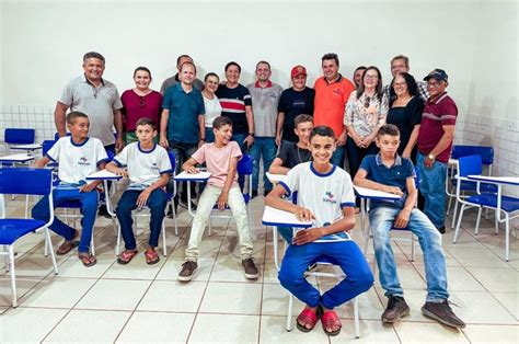 Fernando Pessoa Entrega Escola Do Povoado S O Joaquim Dos Melos