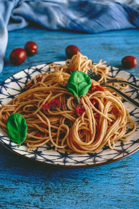 Italiaanse Spaghetti Pasta Met Cherry Tomaten En Basil Stock Foto