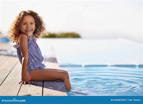 éclabousser Portrait D une Petite Fille Heureuse Plongeant Les Pieds