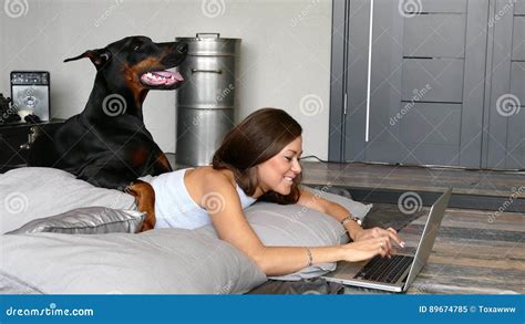 Jeune Jolie Femme Avec Le Chien Noir De Dobermann Clips Vidéos Vidéo Du Gens Actif 89674785