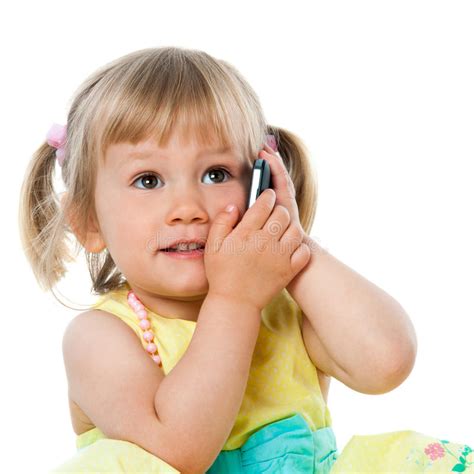 Menina Loura Da Criança Que Fala O Telefone Móvel Foto de Stock