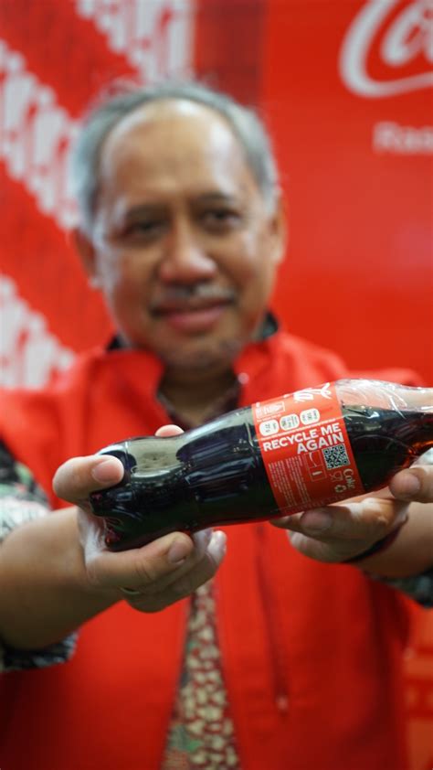 FOTO Coca Cola Luncurkan Kemasan Botol Plastik RPET