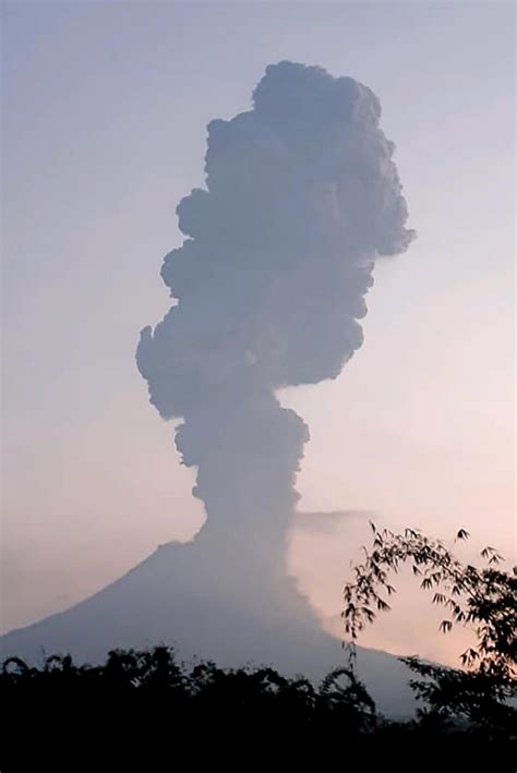 Les Images Impressionnantes De L’éruption Du Volcan Merapi En Indonésie Photos Le Soir