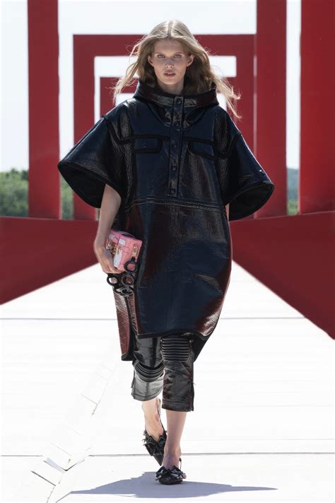 Discover The Louis Vuitton Womens Cruise 2022 Show