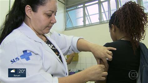 Vacinação contra febre amarela aumenta movimento em postos de saúde de