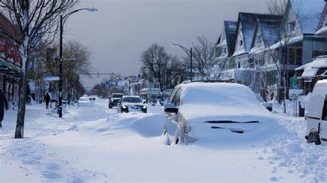 美国雪深火热纽约州遇急冻冰封水牛城路有冻死骨34人死亡