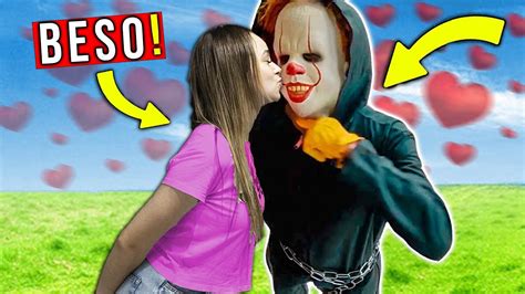 Mi Novia Le Roba Un Beso Al Payaso Asesino De Alejo Igoa Grabo El Momento Exacto Youtube