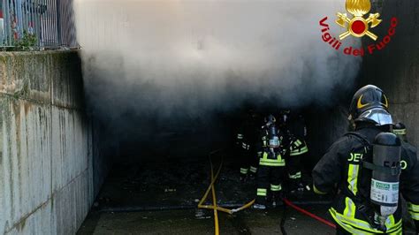 Brucia Un Auto Nel Garage Interrato Evacuato Condominio