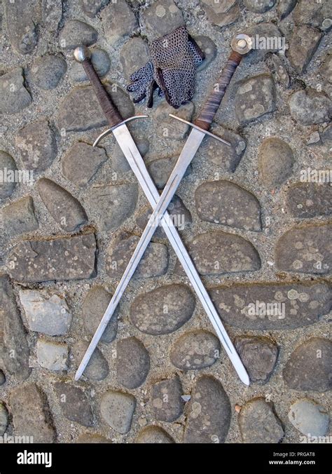 Medieval swords hi-res stock photography and images - Alamy