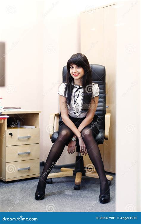 Jeune Femme Sexy Dans Les Bas Noirs Se Reposant Sur Le Lieu De Travail Dans Loffi Image Stock