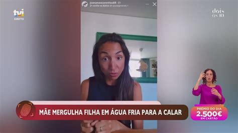 Influencer mergulha filha em água fria para calar choro Ninguém tem