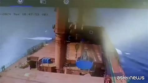 Un Missile Dei Ribelli Houthi Yemeniti Colpisce Una Nave Greca