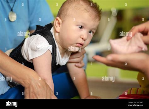 Retrato De Un Niño Con Parálisis Cerebral En La Fisioterapia En El Centro De Terapia De Niños