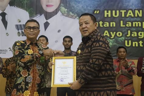 Gubernur Arinal Terima Penghargaan Sebagai Pembina Penyuluh Kehutanan