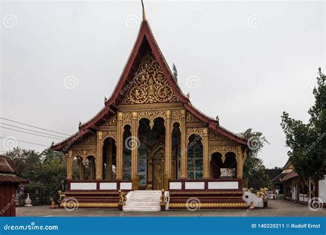 Wat Manorom Un Templo Budista Antiguo En Luang Prabang Laos Imagen De