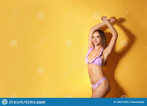 Mujer Atractiva Bonita Con El Cuerpo Delgado En Bikini Elegante En