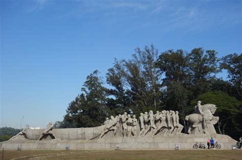 Monumento Como Bandeiras O Monumento A Las Banderas En El Parque