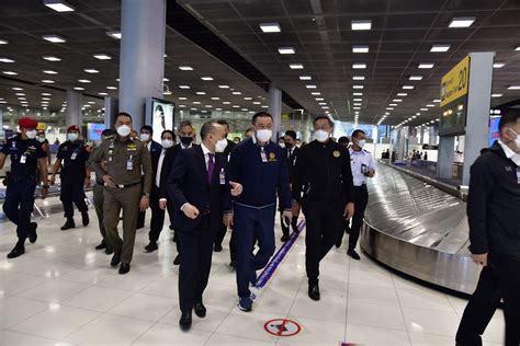 ศักดิ์สยามตรวจเยี่ยมการเตรียมความพร้อมการให้บริการผู้โดยสารขาเข้าและ