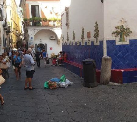 Salerno Incivili Lasciano In Strada I Rifiuti All Arrivo Dei Turisti