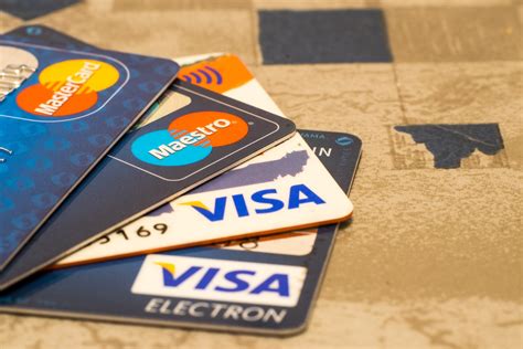 What are some Pros or Cons of a Visa Credit Card?