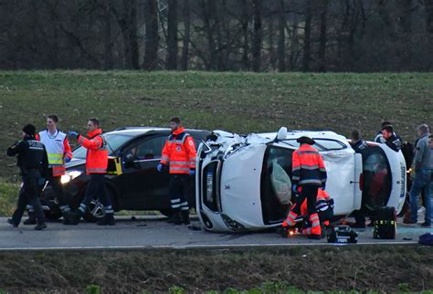 Heftiger Auffahrunfall Auf B Bei M Ssingen Auto Kippt Um