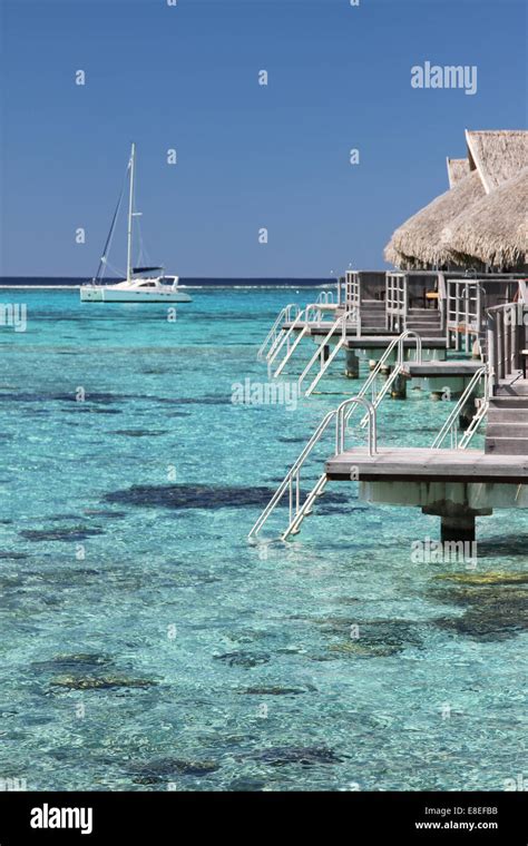 Bungalows de agua en la playa en la noche fotografías e imágenes de