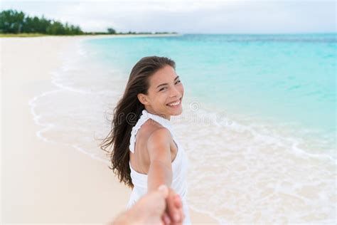 Sexy Asiatin Bikini Des Strandes Aus Wasser Herauskommt Stockbild Bild von mädchen haut