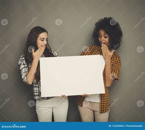 Duas Amigas Que Guardam A Bandeira Branca Vazia Imagem De Stock