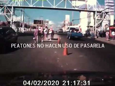 Alertuxblog Motociclista Detiene El Tr Fico Para Dar Paso A Adulto