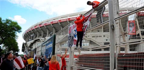 Banderazo De Los Hinchas De River Frente Al Monumental