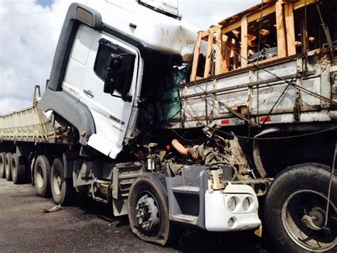 G1 10h40 Colisão Entre Carretas Causa Lentidão Na Br 232 Em