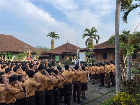 Upacara Bendera Memperingati Hari Pahlawan November Di Sman