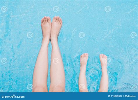 Jambes D Enfant Et D Adulte Sous Marines Dans La Piscine Image Stock