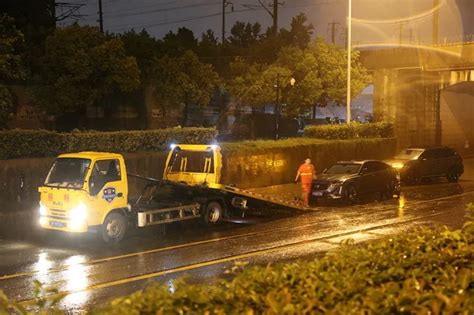 风雨中，他们在行动！ 澎湃号·政务 澎湃新闻 The Paper