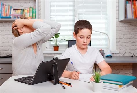 Madre Ayudando A Su Hijo En La Tarea Foto Premium