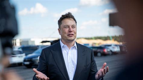 Tesla Elon Musk Besucht Gigafactory In Grünheide Und Hebt Löhne An