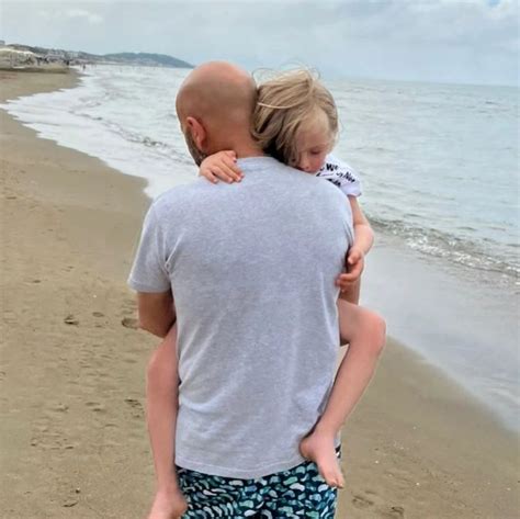 Gay solteiro adota menina deficiente rejeitada por 20 famílias e torna
